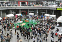 Approximately 40,000 people visited Dog Festa 2011. The venue was crowded with visitors until closing time.