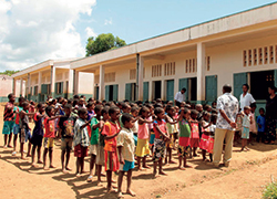 移転地に建設した小学校