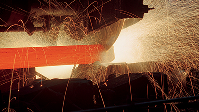 米国のシームレス鋼管製造会社における鋼管の切断加工の様子
