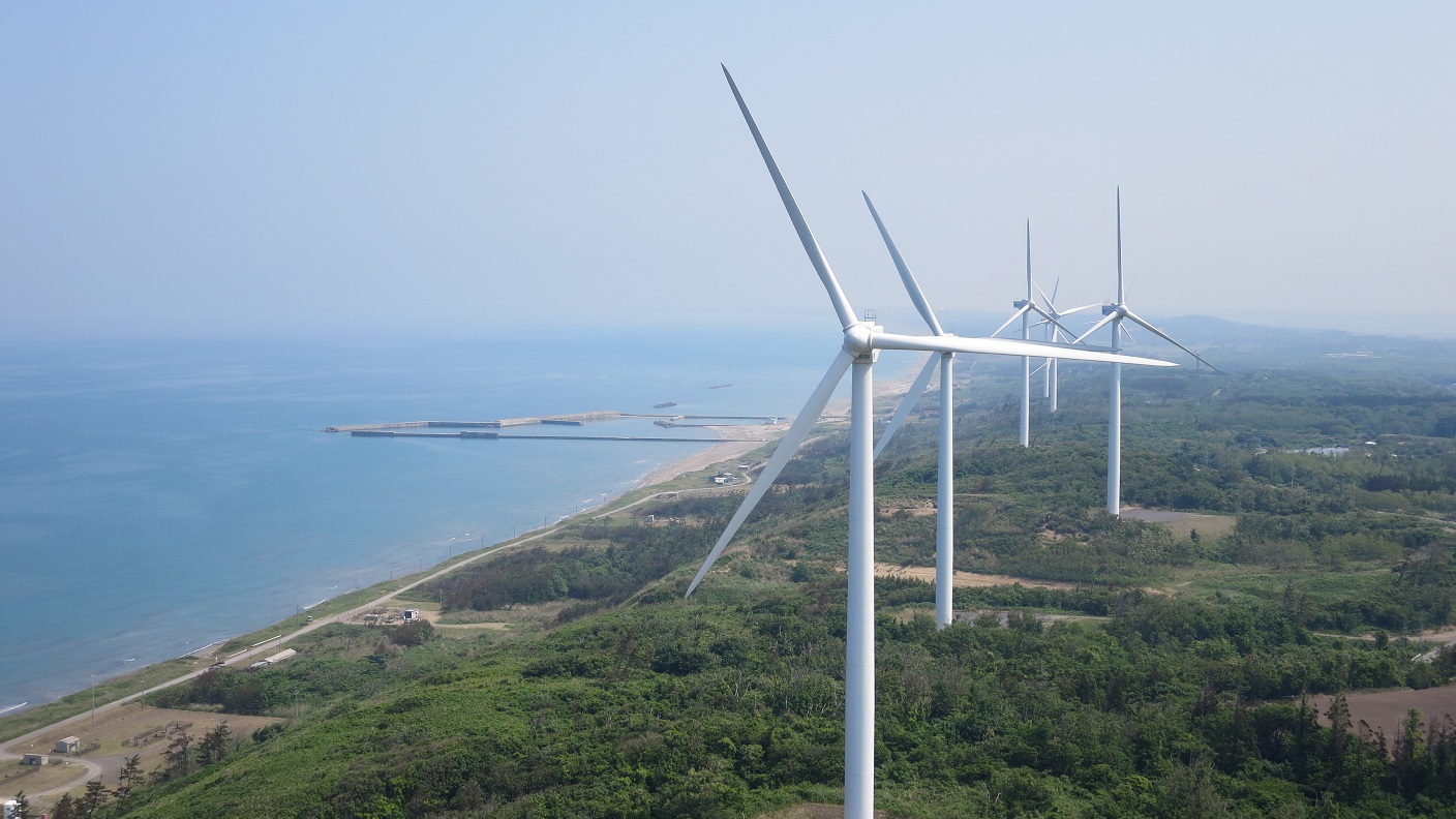 津軽の海 日本海の波 日本海の風力発電所 写真素材 6455432 フォトライブラリー Photolibrary