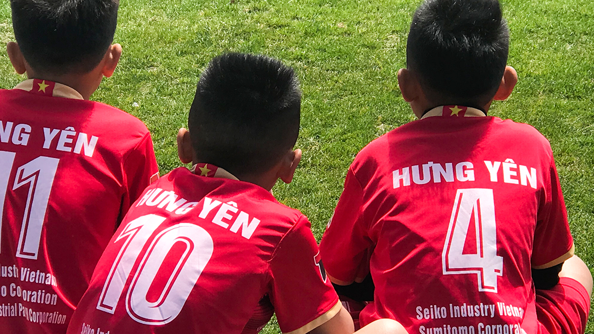 ベトナム フンイエン省11歳以下代表サッカーチームを支援 住友商事